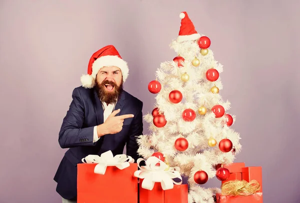 Guarda un po '. Uomo Babbo Natale in preparazione per le celebrazioni. Concetto di tradizione. La routine di dicembre. Bellissimo arredamento. Addobbi natalizi. Albero di Natale riutilizzabile. Decorazioni invernali. Decorare albero di Natale — Foto Stock