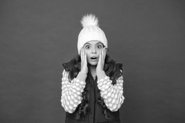 Doğru olması mümkün değil. Kış modası. Çocukluk mutluluğu. Pozitif kavram. Kış aksesuarları. Keyfin yerinde. Duygusal refahı. Duygular. Kızlar kışın tadını çıkarır. İyi titreşimler. Rahat örülmüş bir çocuk.