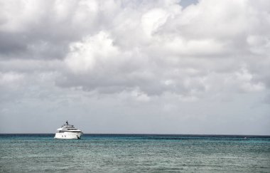 Bulutlu gökyüzü ile su üzerinde yat