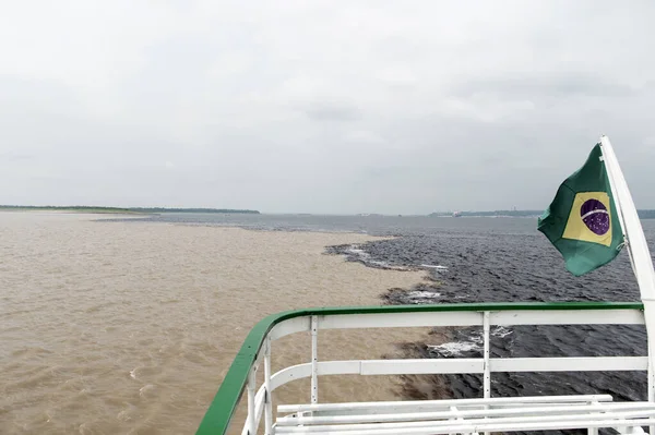 Vodní setkání v Brazílii -Amazon řeka s rio del negro — Stock fotografie