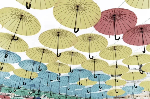 Różne kolory parasole tło — Zdjęcie stockowe