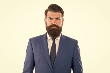 Yakışıklı genç iş adamı. Erkekler için İş Elbiseleri. Erkek manken pozu. Sakallı ve bıyıklı yakışıklı esmer manken. İş adamı portresi. Mükemmel takım. Pahalı takım elbiseli sakallı adam.