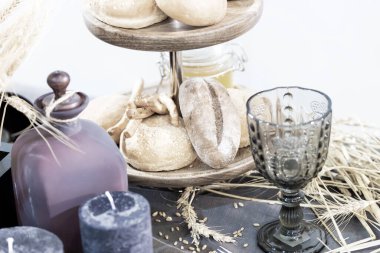 Ekmek, cam mum ve çivi.