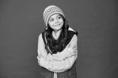 Bebeğim dışarısı soğuk. Sıcak giyimli mutlu kız kırmızı arka plan giyer. Çocuk bakımı ve sağlık. Kış çocuk bakımı. Tedavi ve bakım. Moda ve tarz. Çocuk bakımı. Kendine iyi bak.