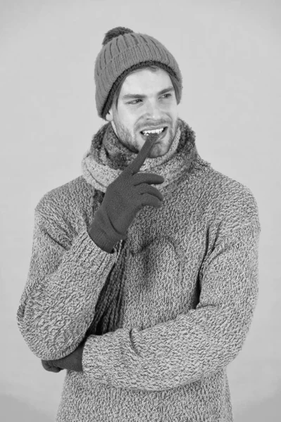 躊躇して疑わしい。ハンサムなunshaven男は冬の付属品を身に着けている。冬の販売。ヒップスターニット冬の帽子スカーフと手袋。感情的な表現。考えて決めなさい。難しい決断だ — ストック写真