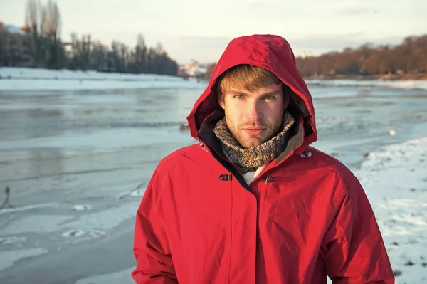 Hace mucho frío. amor naturaleza de invierno. Un hombre con parka roja. moda masculina de invierno. ropa de abrigo para heladas. previsión del tiempo frío. humano y la naturaleza. hombre disfrutar de paisaje nevado en la puesta del sol. Gripe y frío —  Fotos de Stock