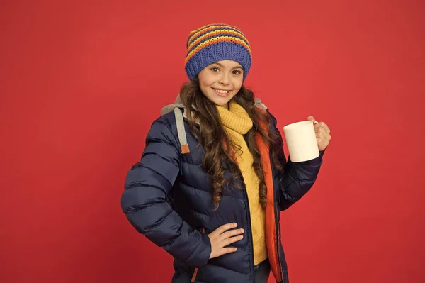 Cocktail de proteínas. Criança feliz gosta de beber chá ou café. Menina segura a caneca de beber. Hábitos alimentares saudáveis. Beber cacau ou chocolate. Bebida quente. Férias de inverno. Conceito de café da manhã — Fotografia de Stock