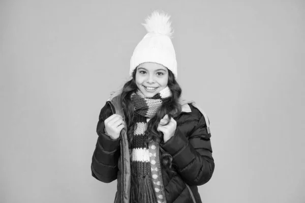 Kind trägt Hut und Jacke blauen Hintergrund. Wintersport. Sich wohlfühlen. Einkaufen in der kalten Jahreszeit. Kind im wattierten warmen Mantel. Saisonale Mode. Winterurlaub. Mode Mädchen Winterkleidung. Modetrend — Stockfoto