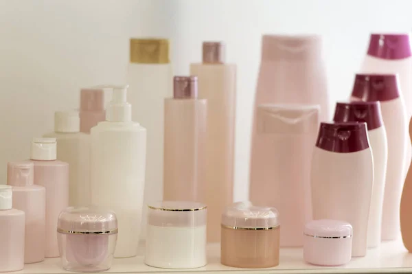 Composição com recipientes de cuidados com o corpo e produtos de beleza. Eco cosméticos. — Fotografia de Stock