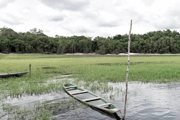 Vieux bateau en bois inondé sur l'eau — Photo