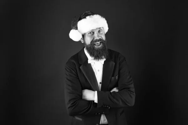 Um hipster barbudo usa chapéu de Pai Natal. Conceito de espírito natalício. Idéias de festa corporativa. Festa de Natal corporativa. Serviços de seguros. O gerente celebra o Ano Novo. Festa de Natal. Trabalhador bancário — Fotografia de Stock