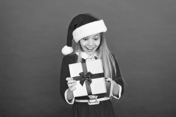 Vacaciones de invierno. Regalo de Santa. Temporada de invierno. Época divertida del año que se puede abordar fácilmente de una manera divertida y organizada. Niña con regalo de Navidad. Concepto de compras. Tradición invernal — Foto de Stock