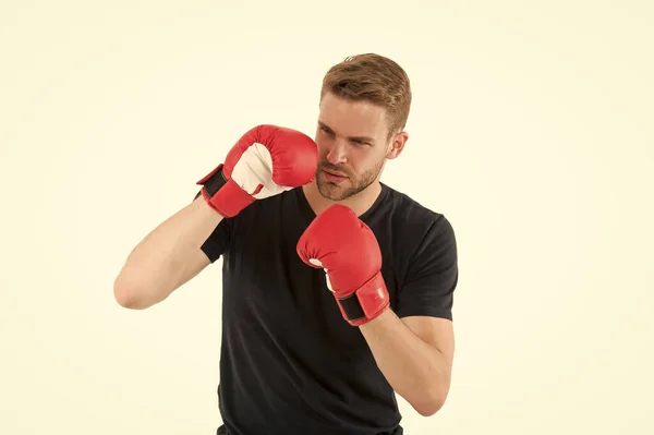 El último combate. deportista musculoso en guantes de boxeo puñetazos. entrenando con el entrenador. Esta es mi lucha. Knockout en el deporte. lleno de energía. Éxito deportivo. Entrenamiento de boxeador, fitness. moda de ropa deportiva —  Fotos de Stock