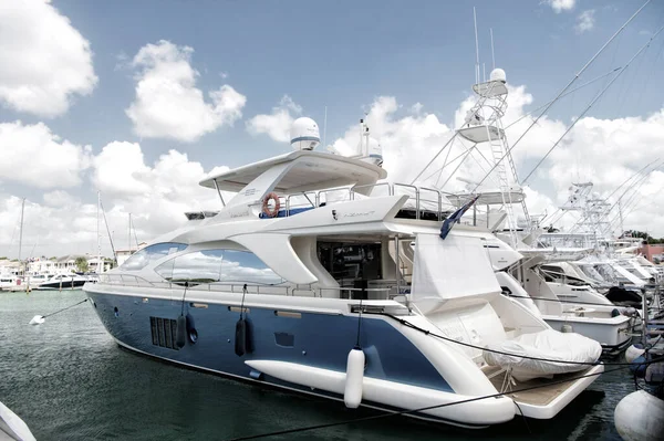 Yacht in baia con cielo nuvoloso — Foto Stock