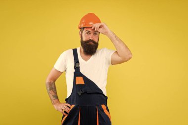 Tadilat uzmanı. vahşi erkek işçi. Başınızı kaskın içinde güvende tutun. İnşaat benim tutkum. İnşaat alanında. Tamirci her şeyi tamir eder. Üniformalı adam. Olgun ve deneyimli miğfer ustası