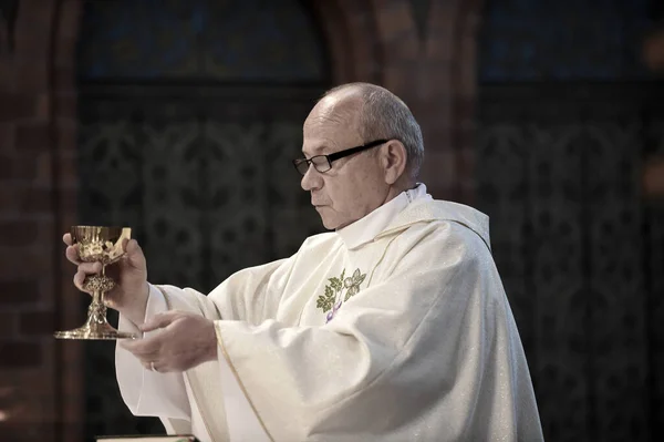 Prêtre catholique avec coupe de calice — Photo