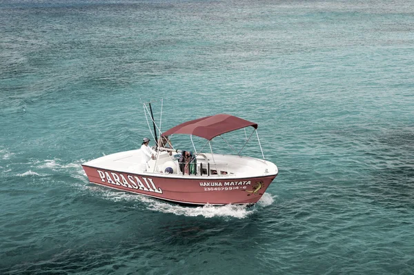 Bateau à moteur rouge sur l'eau — Photo