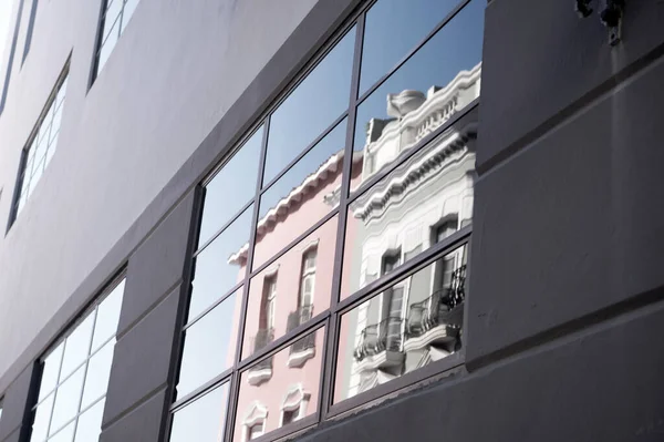 Pared del edificio con vidrio de ventana reflejado — Foto de Stock