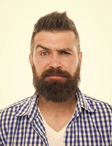 Hipster maturo con barba. hipster trendsetter con baffi isolati su bianco. maschio baffuto e barbuto. dopo salone di parrucchiere. Il barbiere. baffi da barbiere. Favoloso a qualsiasi età — Foto Stock