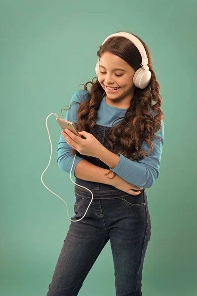 Modern gadgets. Music app. Audio book. Educative content. Study language audio lessons. Girl listen music modern headphones and smartphone. Listen for free. Music subscription. Enjoy music concept — Stock Photo, Image