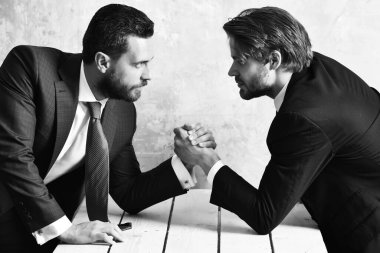 Ofisteki iş rekabeti. İki iş adamı arasında bilek güreşi.