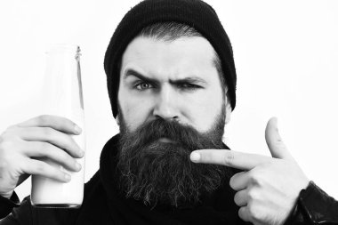 Sakallı, beyaz tenli hippi elinde cam süt kavanozu tutuyordu.