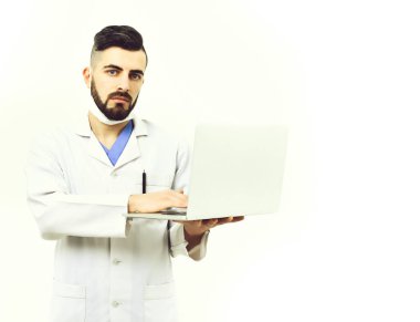 Beyaz önlüklü, konsantre yüzlü bir adam. Sakallı doktor.