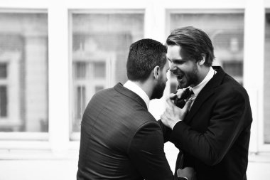 Rekabet ve çatışma konsepti. İş ortakları kavga eder