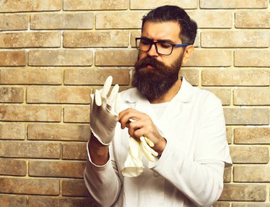 Sakallı, Kafkasyalı doktor ya da eldiven takan lisansüstü öğrencisi.