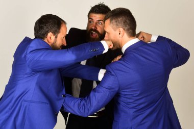 Sakallı ve kızgın yüzlü adam anlaşmazlığı çözmeye çalışıyor..