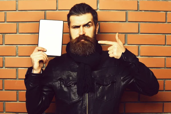 Vousatý brutální kavkazský hipster držící tabletu — Stock fotografie