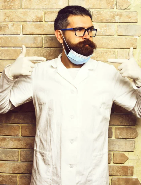 Бородатий жорстокий кавказький лікар або аспірант в рукавичках — стокове фото