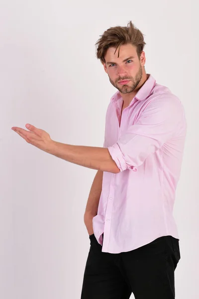 Guy avec poils en chemise rose et cheveux salissants. — Photo