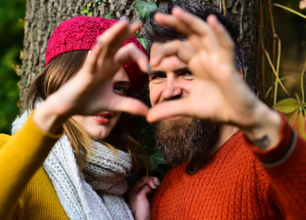 Paar in de liefde toont hart teken met vingers. — Stockfoto