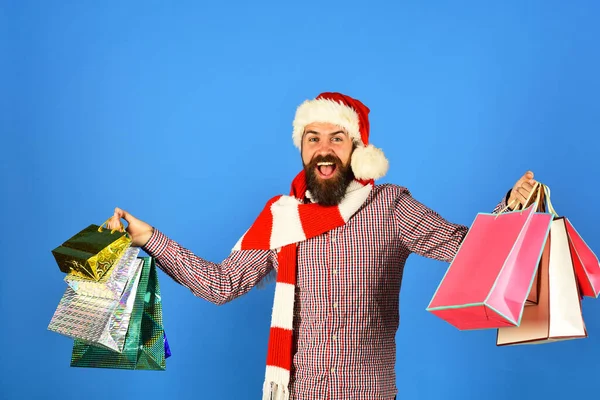 Santa med färgglada paket. Julhandel och försäljning koncept — Stockfoto