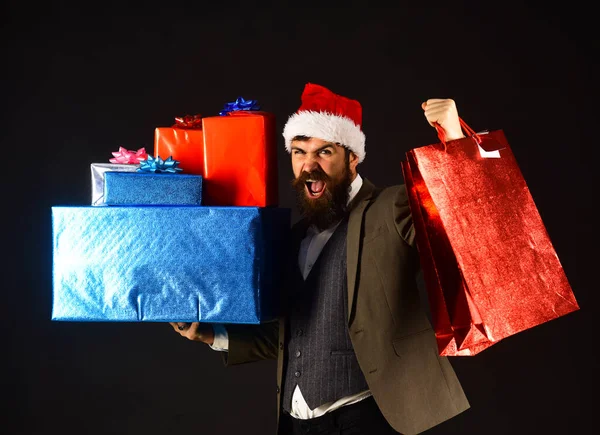 Менеджер з бородою і купою подарунків. Чоловік у костюмі — стокове фото