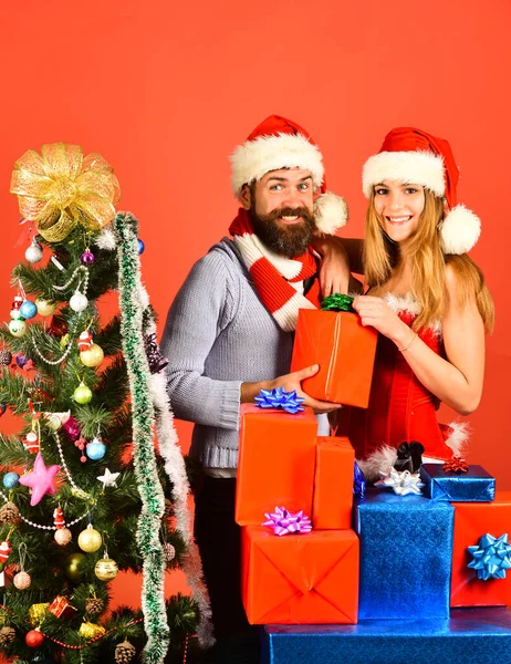 Χριστουγεννιάτικα δώρα και ιδέες αγάπης. Ερωτευμένο ζευγάρι — Φωτογραφία Αρχείου
