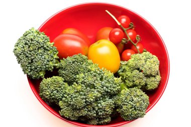 Kasede sebze kompozisyonu. Brokoli, kırmızı ve sarı domatesler