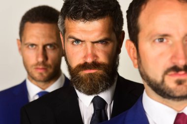 Çatışma ve iş kavramı. İş adamları şık elbiseler giyer.