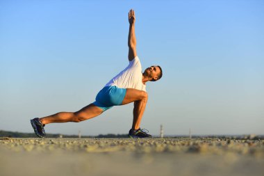 Sağlıklı yaşam tarzı ve spor anlayışı. Sportif vücutlu bir adam.