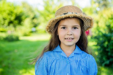 Tatlı kız hasır şapka kırsal doğa geçmişi, yazları kırsal kesimde.