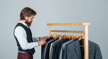 Her detay mükemmel olmalı. Çalışma alanında şık bir iş adamı. Moda tasarım stüdyosu. Erkek moda tasarımcısı. Bireysel insan eli ölçer. Adam içeride iş elbisesi sipariş ediyor.