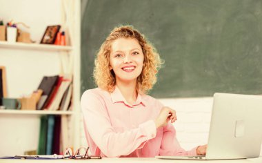 Fikir konsepti. Bilgisayarlı bilişim dersi. E-öğrenme konsepti. Modern teknoloji. Sınıfta Kız Çalışmaları İnternet 'te. Öğretmen kadın. Öğretmenler günü. Bilgisayarı olan mutlu bir öğrenci. Online eğitim. Serbest çalışan biri.