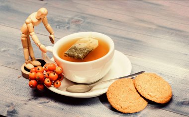 Kafe menüsü. Böğürtlen çayı. Seramik fincan sıcak demlenmiş çay içeceği. Sağlık hizmetleri kocakarı ilaçları. Aromatik rowanberry içeceği için. Mavi arka planda bir fincan çay yakın plan. Gurme lezzetli tat.