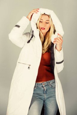 İyi eğlenceler. Kabarık ceketli kız. Sahte kürk modası. Yastıklı, kalın paltolu kadın. Soğuk algınlığı. Mevsimlik moda. Mutlu kış tatilleri. Noel zamanı. Kış kıyafetleri içinde güzellik. Soğuk sezon alışverişi