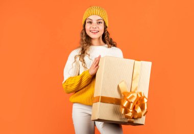 Mutlu bir yeni yıl diliyorum. Büyük satış alışverişi. Boks günü. Doğum günün kutlu olsun. Harika bir sürpriz olur. Noel hediyeli çocuk. Aile tatili konsepti. Çocuk Noel Baba 'yı bekliyor. çocukluk mutluluğu