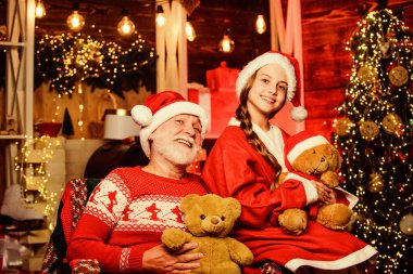 Boks günü. Aile geleneği. Oyuncak koleksiyonu. Güzel hediye. Mutlu bir çocukluk. Çocuk Noel 'in tadını Noel Baba' yla çıkar. Mutluluk ve neşe. Hediye sürprizi. Çocuk için oyuncak ayı hediye.