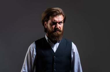 Çok ciddisin. Yakışıklı adam ofis kıyafeti giyer. Erkek güzellik ve moda. Mükemmel sakallı ve bıyıklı acımasız bir iş adamı. Yelek giyen gerçek patron. Olgun sakallı adam. Güven ve karizma