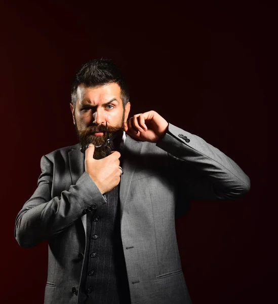 O homem de barba comprida tem tesouras de aço. Publicidade de barbearia — Fotografia de Stock