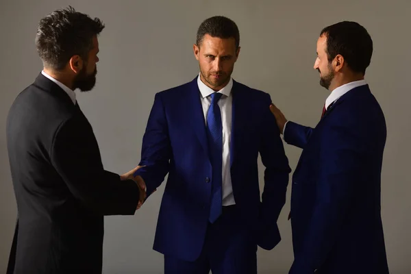 Accordo commerciale e concetto di compromesso. Gli uomini d'affari indossano abiti eleganti — Foto Stock